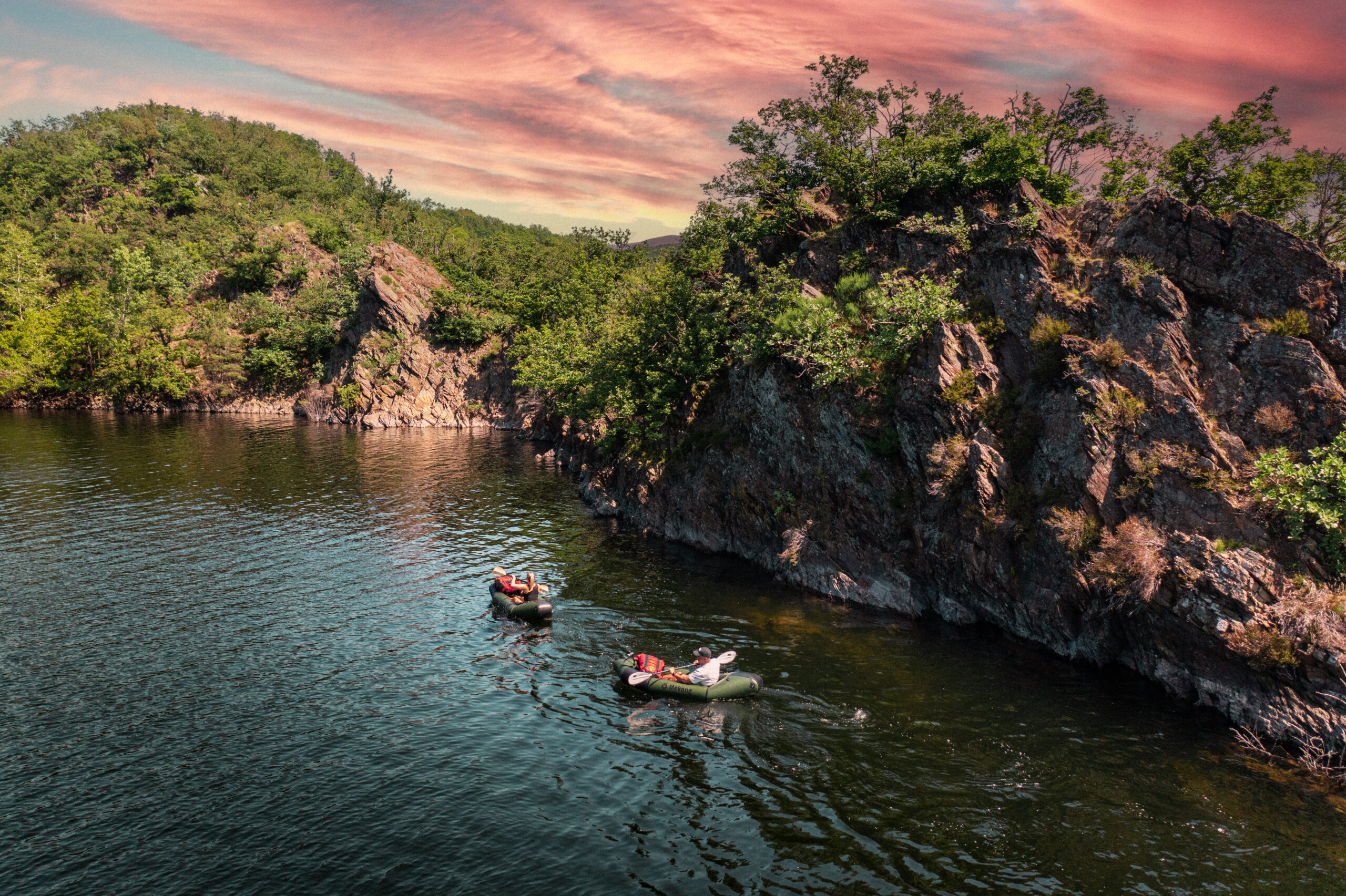Packrafting in der Eifel: ruhiger Fluss und Wälder