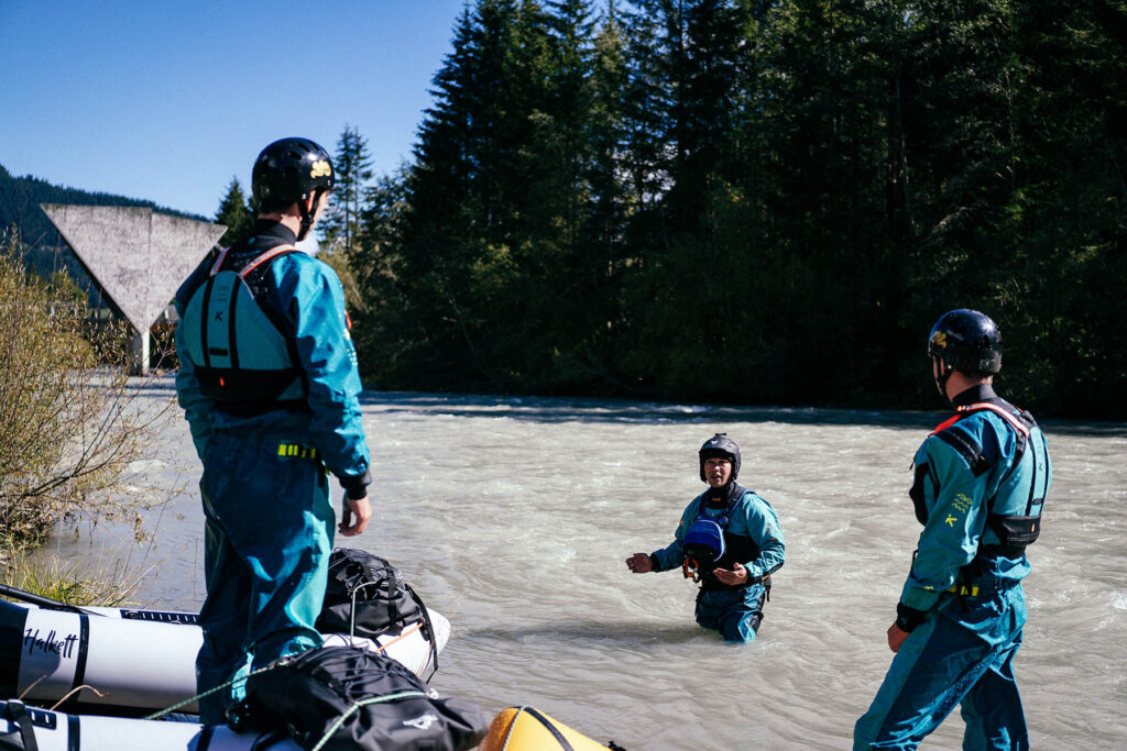 Packraft-Kurs: Der Schlüssel zu sicherem und selbstbewusstem Packrafting 1 Participants of the packraft course on the Lech navigate through crystal-clear waters, surrounded by the stunning Austrian Alps