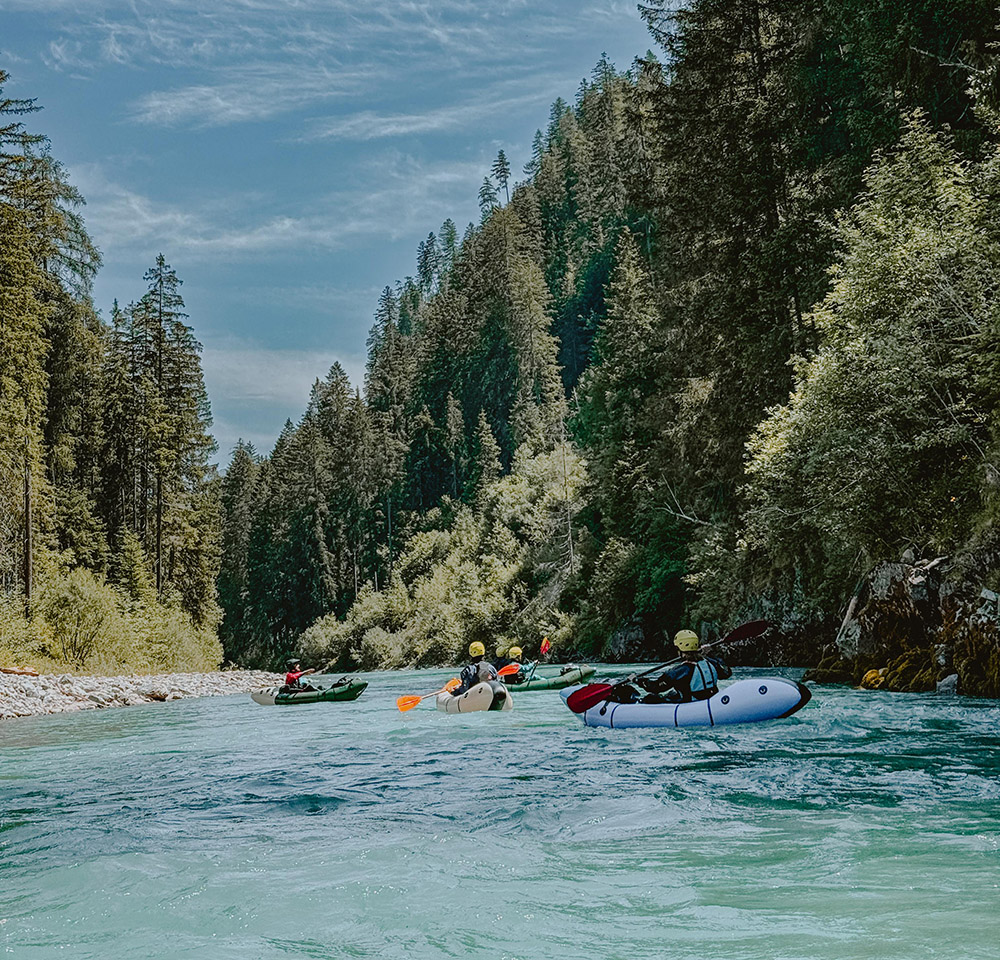 Packrafters paddeln auf dem Lech im Lechtal, Österreich 5-Tage-Packraft-Trail