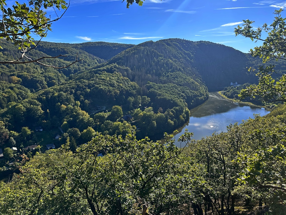 Landschaft der Eifel-Region während eines Packraft-Abenteuers