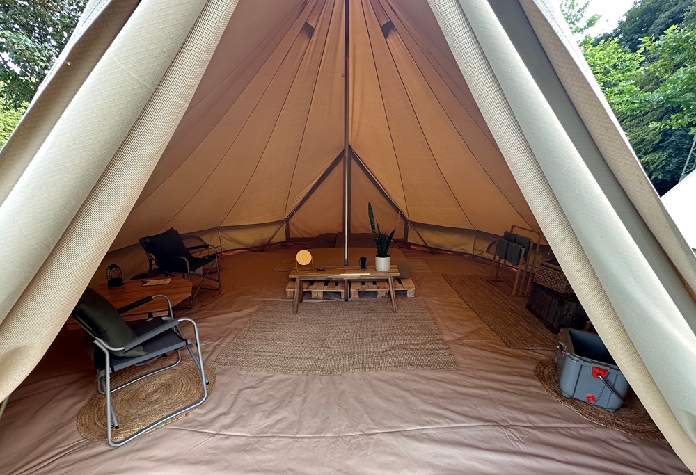 Glamping-Zelt-Unterkunft während eines Packraft-Trails in Deutschland