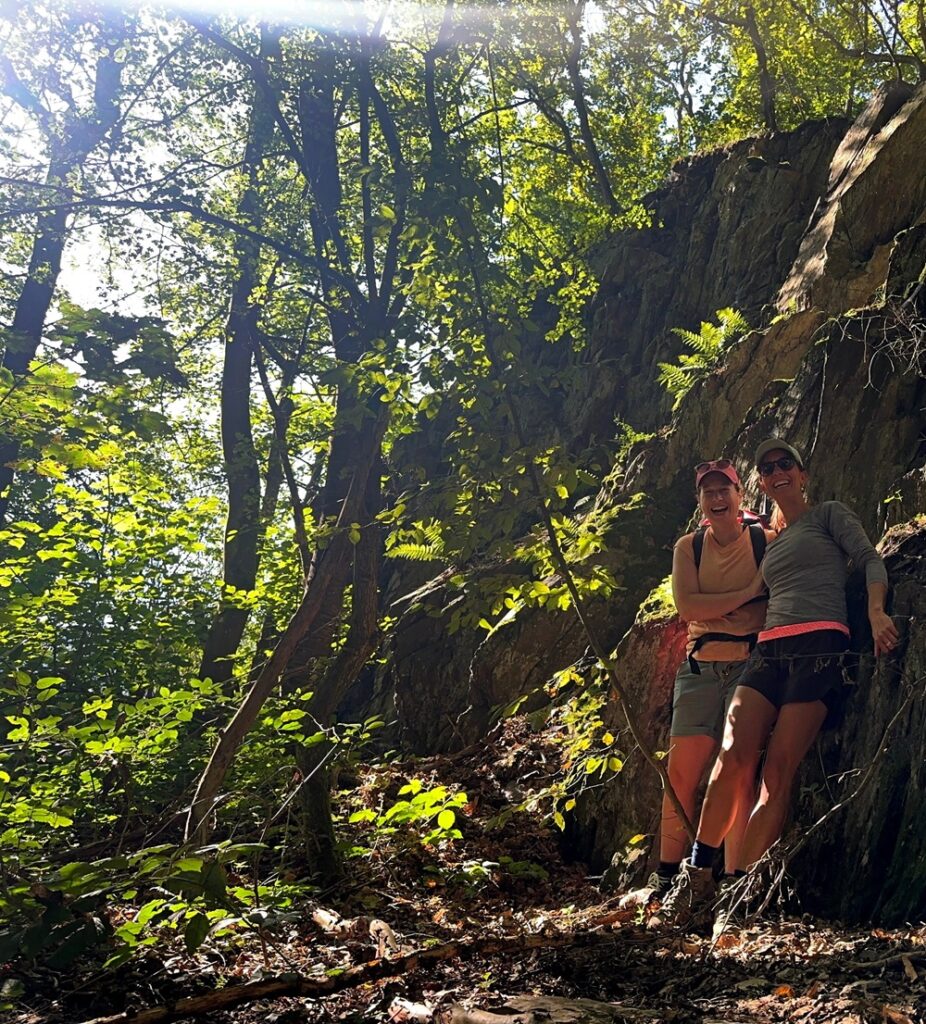 Wanderer erkunden den Wald während eines Packraft-Trails in der deutschen Eifel