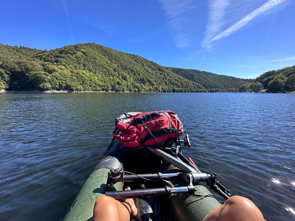 Ein Packraft treibt während eines Packrafting-Abenteuers auf dem Rursee