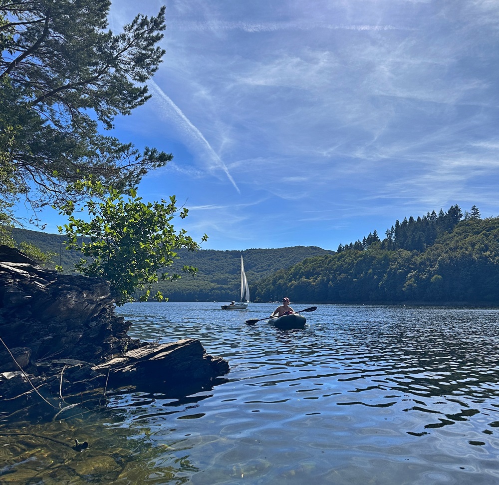 Paddeln mit dem Packraft auf dem Rursee in der deutschen Eifel