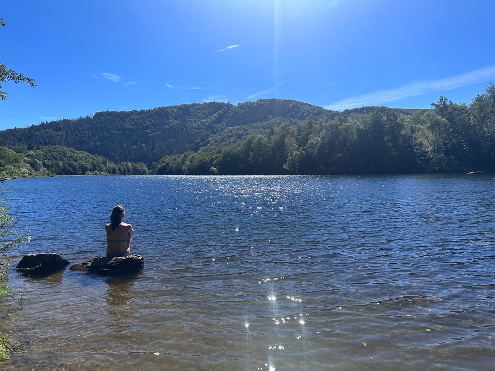 Entspannen am See während eines Packrafting-Abenteuers in der deutschen Eifel