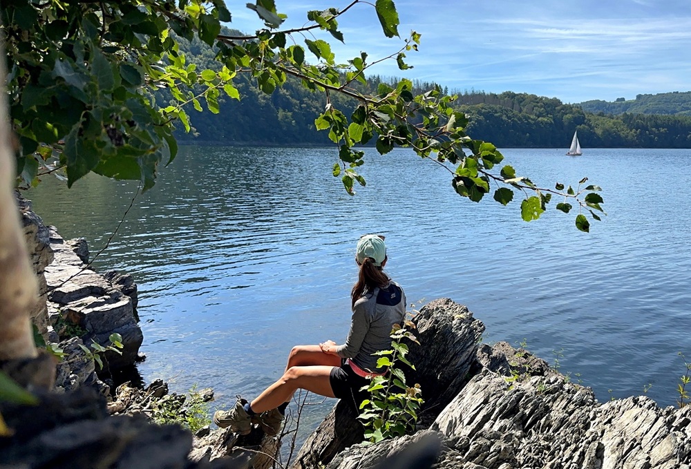 Blick über den Rursee während eines Packrafting-Abenteuers in Deutschland
